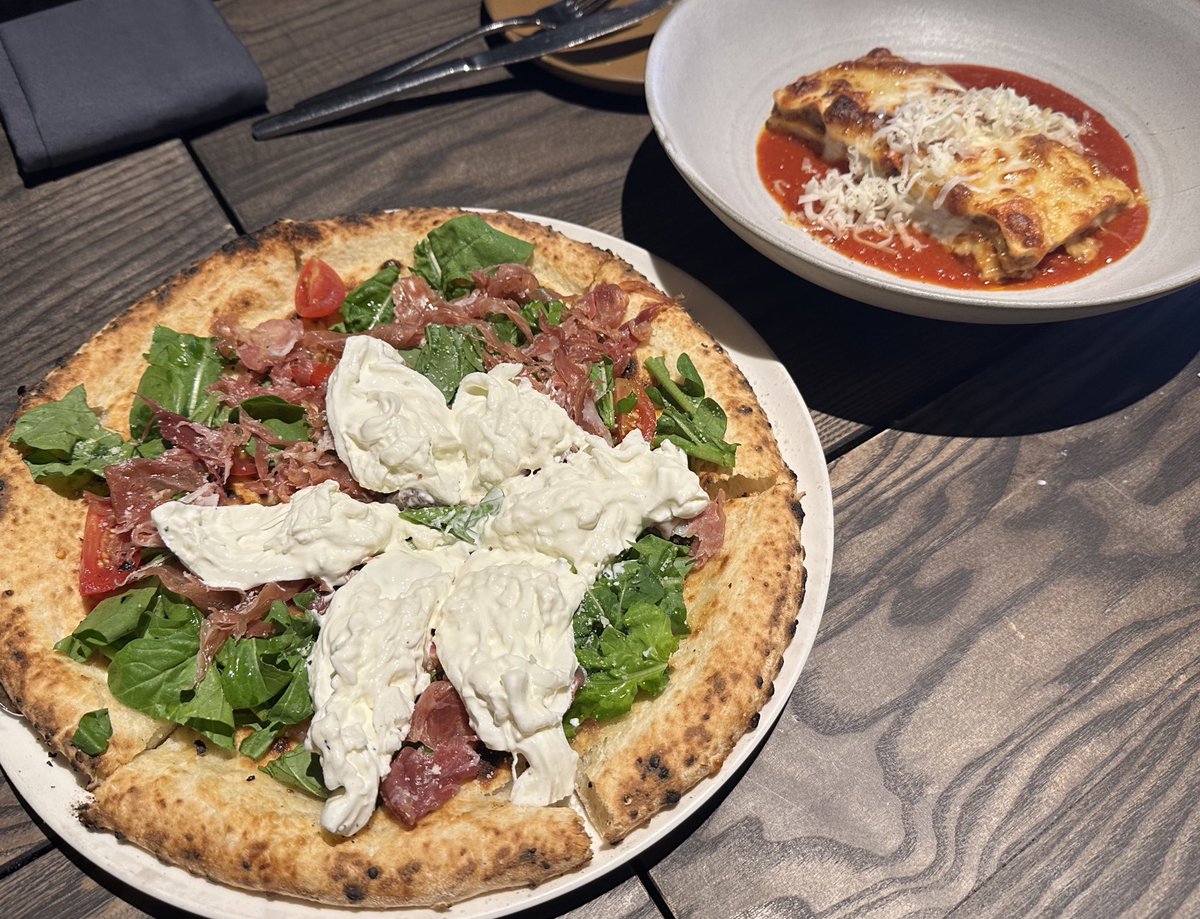 베트남에서 그렇게 먹고싶었던 포피스 피자 먹고왔습니다 맛있더라구요
또 먹고싶은 맛입니다ㅜㅜ맛있긴 하네요