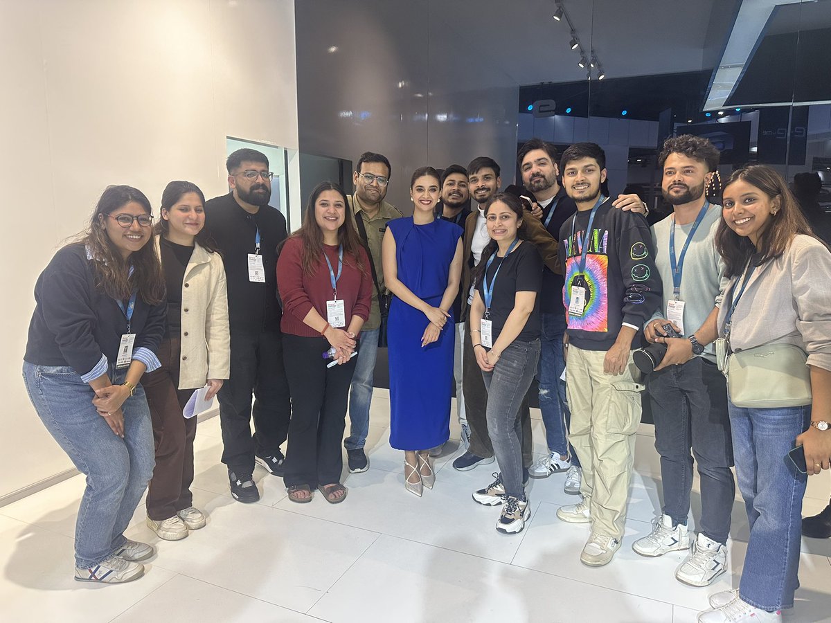 sekartweets's tweet photo. I always heard @KeerthyOfficial is a thorough professional, cool headed and sweet heart from producers, directors, and my peers in the media. But for the first time, I had the opportunity to see how she delivers her best and walks the extra miles to stay true to her profession. Despite running late to the flight, she stayed cool, offered 200% of her best today for an upcoming brand collaboration we shot with my team.

It was lovely working with you Keerthy. My respect towards you has only grown bigger and bigger after seeing you in action today against all odds. You deserve not one but multiple National Awards. Stay the same 🙏🙏♥️♥️

Team @TheRoute you guys are the best @Jagadishbliss #Shriram, #Sruthi💥💥

@SocioClout @creators_clout