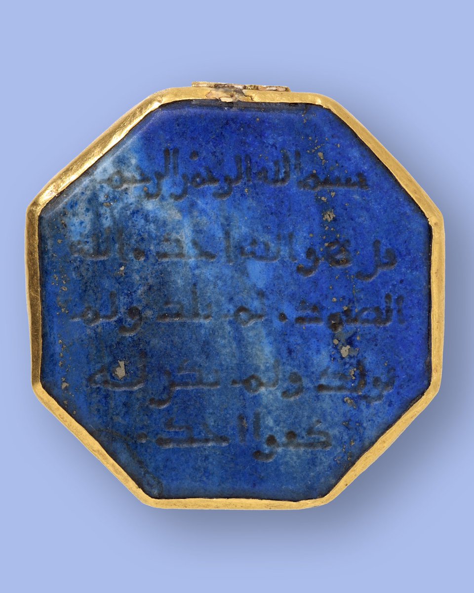 KhaliliOnline's tweet image. It's Blue Monday, so here's a 9th-century lapis lazuli talisman from our Islamic Arts Collection to brighten your day! Bearing Surah Al-Ikhlas (CXII), it was believed to protect against a wide range of evils and dangers.  

#IslamicArt #BlueMonday