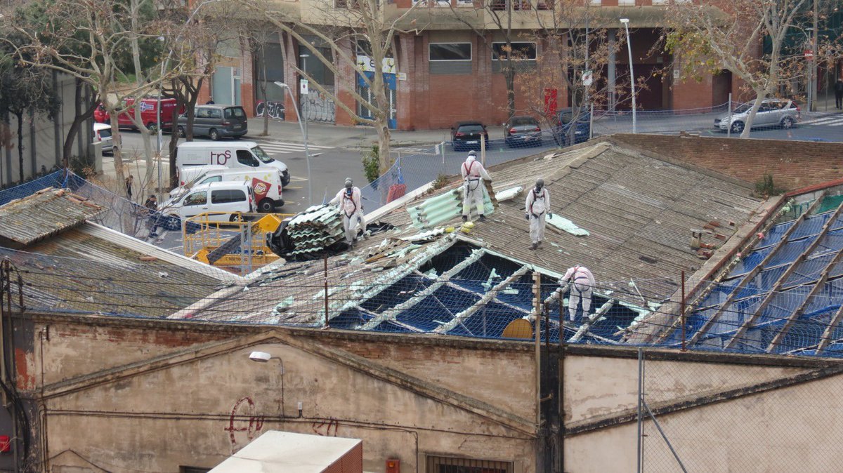 Veïns de La Sagrera ens passen aquestes fotos del desmuntatge dels sostres d'amiant, s'acosta l'hora de la sortida dels col·legis i el pas per aquesta zona és desaconsellable. 
No es estan complint les mesures de seguretat exigibles.
#ProuAmiant