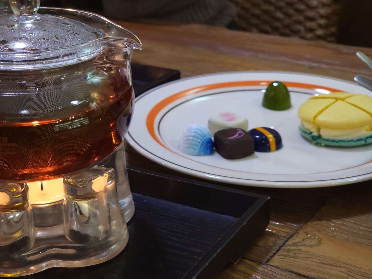 대전 반석동 르쇼콜라데디유

10년 넘게 운영중인 초콜릿전문점. 초콜릿 종류도 다양하고, 요즘은 보기 힘든 얇은 마카롱도 팔고 있음. 

내 추천은 위스키 봉봉(소라초콜릿)이랑 오랑젯. 재스망(자스민 초콜릿)도 취향이지만 이건 호불호 갈릴 듯.