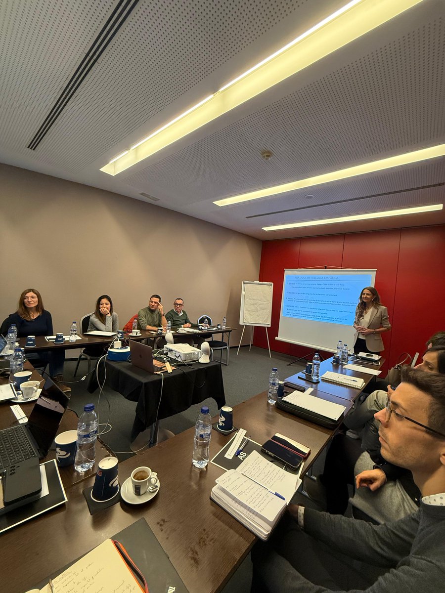 clusterfood's tweet photo. Avui, 20 de gener, hem celebrat la segona jornada referent al Curs de Lideratge Conscient amb Laura Marin, on hem treballat el mòdul 'Comunicar de forma efectiva'. 🧠✨