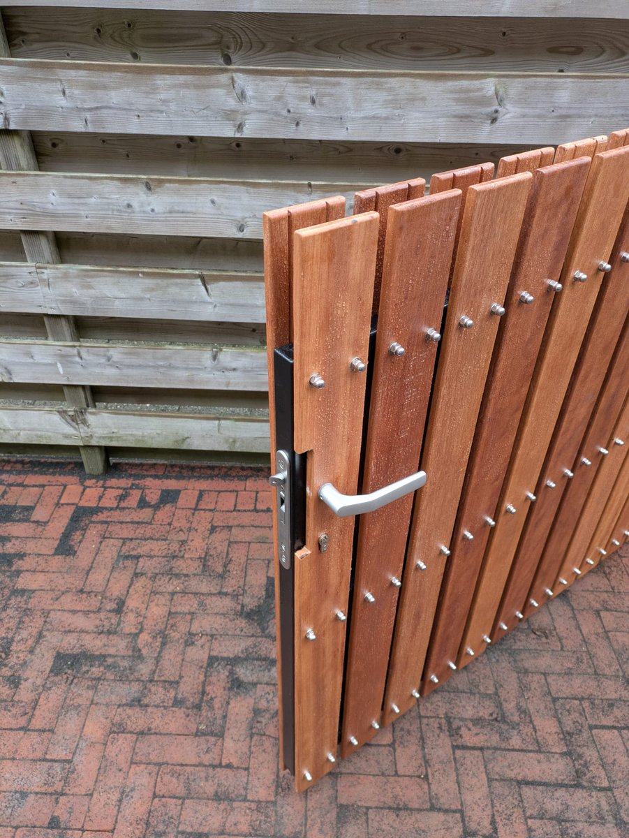 pdvmedia's tweet photo. Net voor de jaarwisseling het hek op de oprit geplaatst.
Dank aan @vanvlietmetaal voor het stalen frame, coaten en ophangen!
Zelf deden we de plankjes ;-) https://t.co/ESQd2cL8Yg