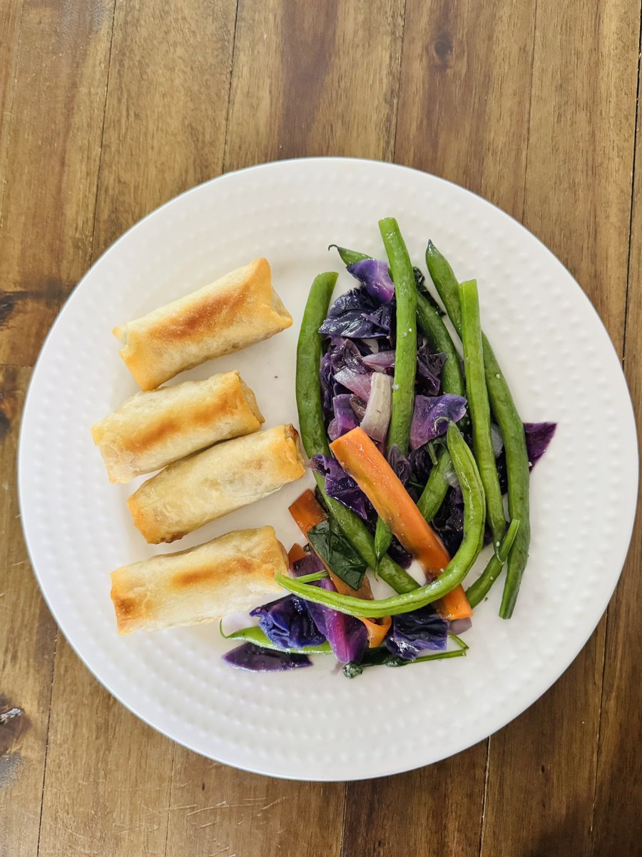 AnitaLaDietista's tweet image. Work-from-home lunch: veggie spring rolls and sautéed veggies. 🫛🌶️
#whatieat #vegetables #plantbasedfood #haveaplant