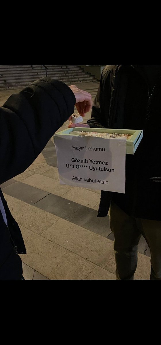 Bera7_'s tweet photo. Lokumu dağıtmayı bırak fotoyu bile kimsesiz yerde çekip paylaşıp kaçmıştır bu p*çler.
#ümitözdağ
#ümitözdağyanlızdeğildir https://t.co/Uarm7tiztX