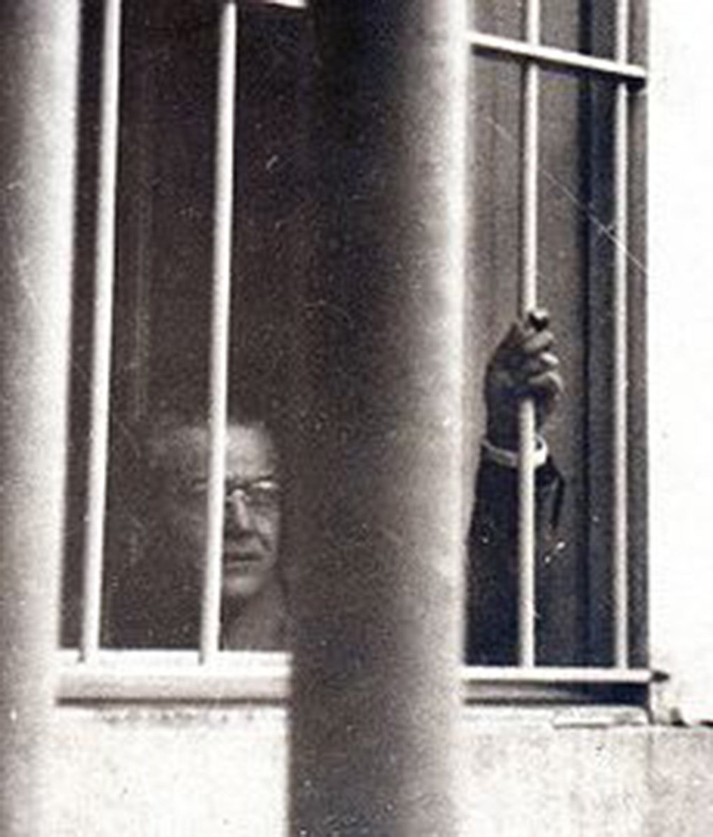 kalipolis's tweet image. Represión de opositores políticos: Perón utilizó tácticas represivas contra figuras políticas disidentes, incluyendo el encarcelamiento de líderes como Ricardo Balbín, dirigente de la Unión Cívica Radical, quien pasó gran parte de 1950 en prisión.