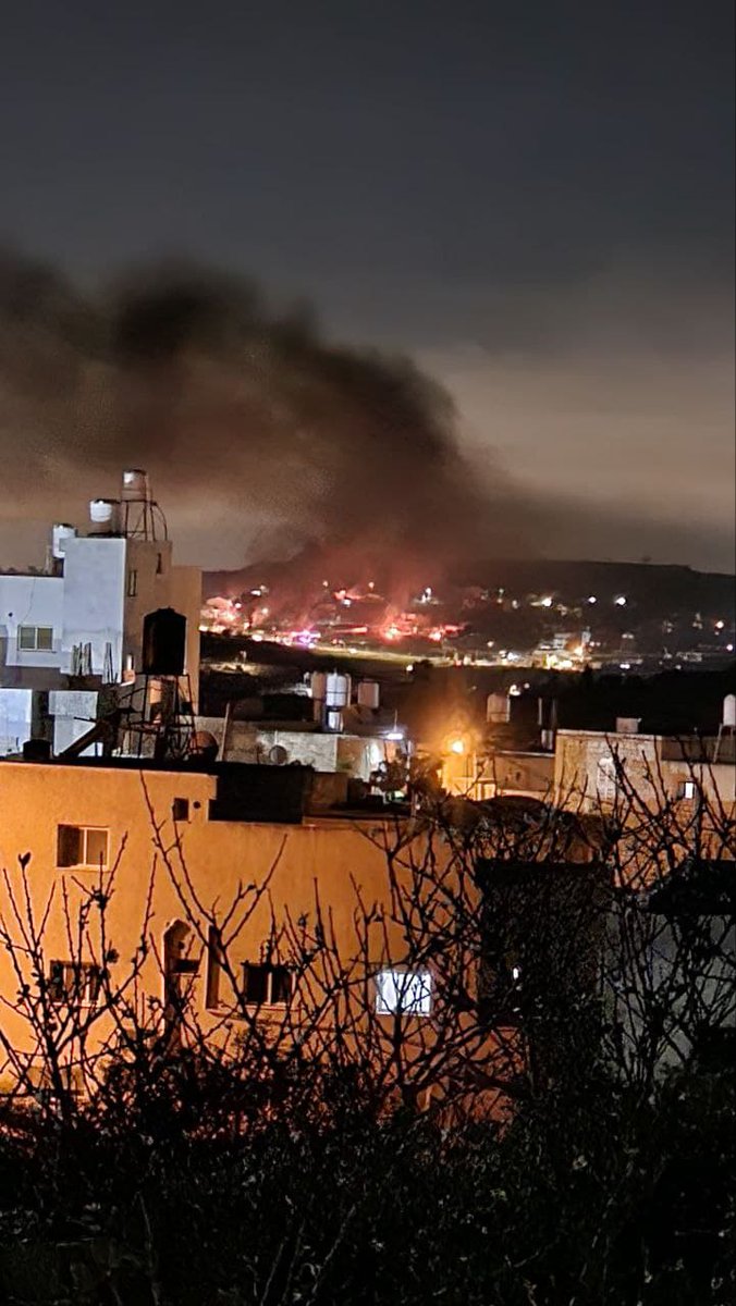 AnneTuaillon's tweet photo. Cisjordanie - village de Jinsafut - en ce moment 
L'œuvre des colons sous la protection  de l'armée d'occupation !
Les villages palestiniens  de Cisjordanie brûlent dans un silence assourdissant !
Il faut les arrêter !
#FreePalestine https://t.co/VNx6gJB72d