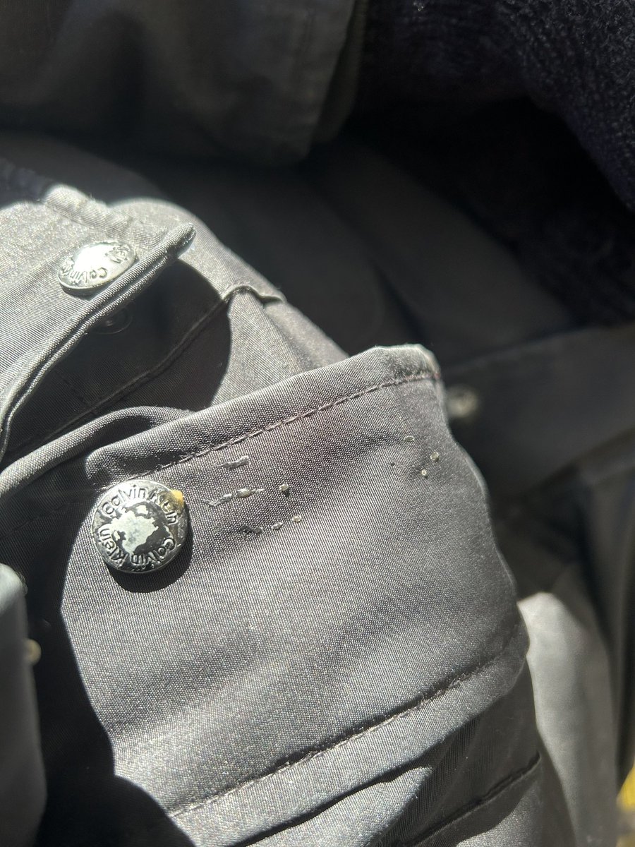 Se me derramó el café encima y como estaba afuera las gotas se congelaron en automático en mi chaqueta.