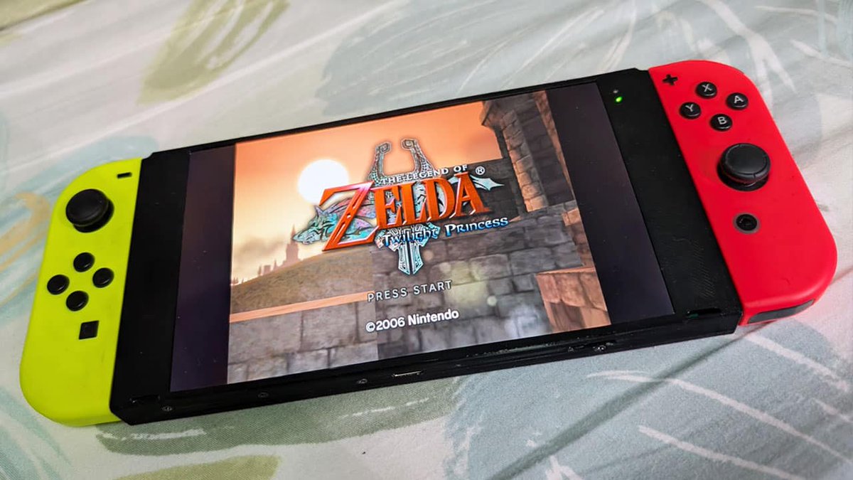 RealChronosNews's tweet image. This Raspberry Pi Console Looks Like A Switch &amp;amp; Plays Twilight Princess, God Of War, &amp;amp; Other Classic Games -  chronosnews.com/this-raspberry… 

#bbohk #retropiehandhelds #raspberrypicm5 #raspberrypihandhelds #nintendoswitchclone