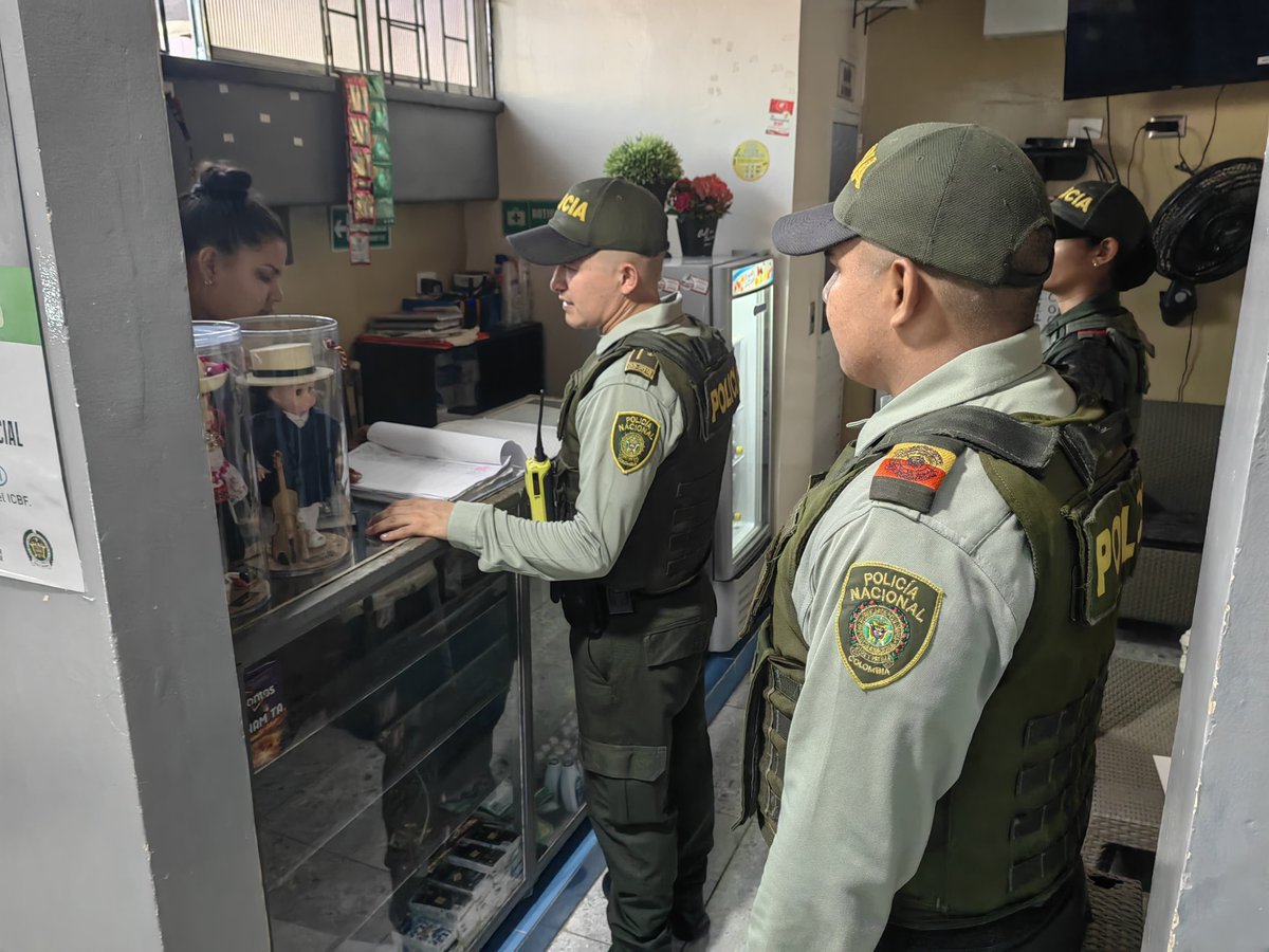 PoliciaGuainia's tweet photo. En📍 #Inirida La @Proteccionponal, realizó actividades de prevención y Control, en Hoteles, Hostales y Hospedajes, con la finalidad de mitigar la Explotación Sexual, Comercial de Niños, Niñas y Adolescentes.
#TurismoSeguro
#OjosEnTodasPartes
#YoSoyPAIS https://t.co/bT9OGg3yoA