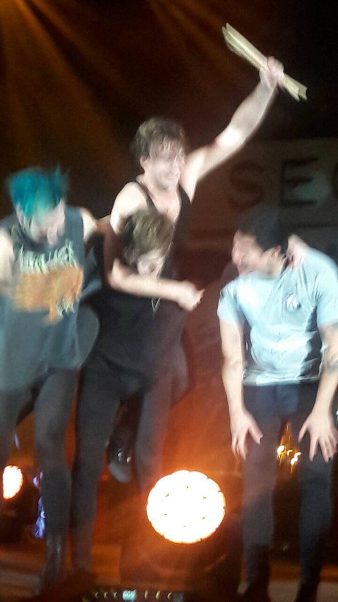 boopyblonde's tweet photo. thowback to my first 5sos concert 🥺 (dont ask me what calum and ashton were doing) https://t.co/0R4MMr8uhU