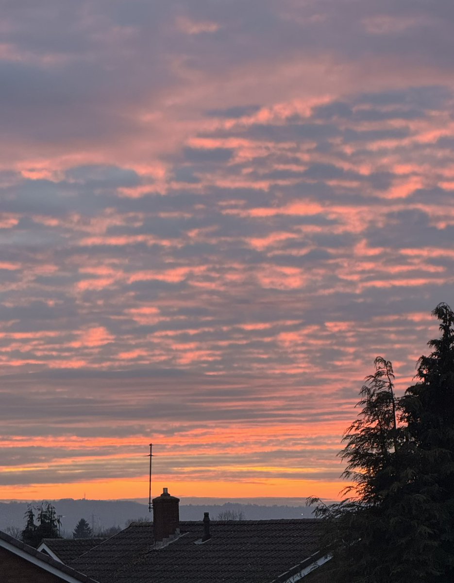 richard_price2's tweet image. Look how crazy the sky looks in the sunset just now #Nofilter #weather #redsky @ITVCentral