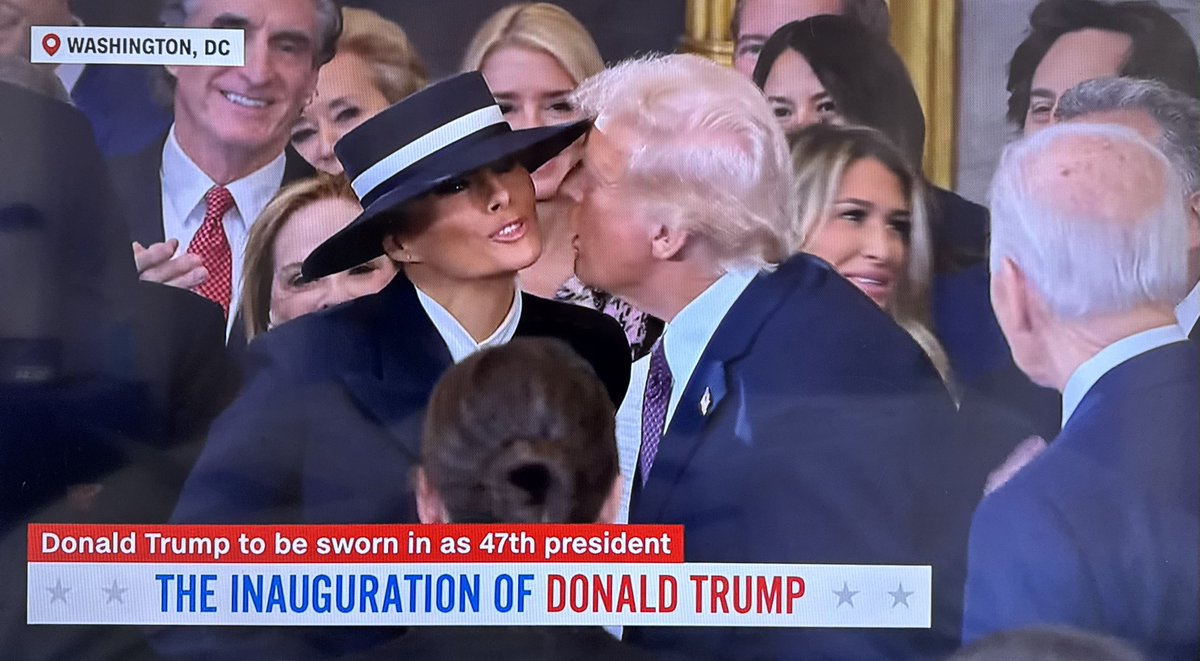 Ya entendí, el sombrero de Melania está hecho para que Trump no la pueda besar.