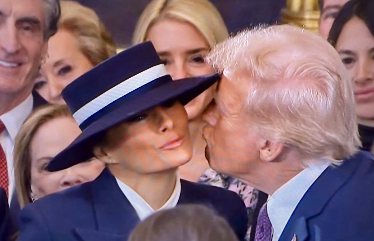 Goeie truc met de hoed van Melania. 😂

#Trump