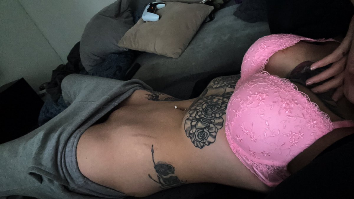 sofijauu's tweet image. Fortnite and chill?