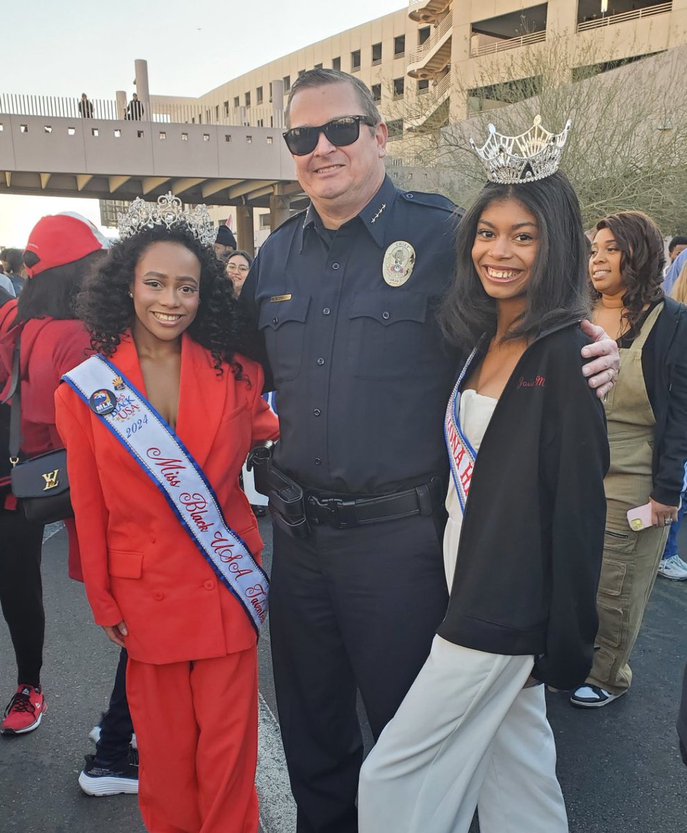 Keeping the dream alive <a href="/PhoenixPolice/">Phoenix Police</a>. Equality and justice for all. #MLKDay <a href="/CityofPhoenixAZ/">City of Phoenix, AZ</a> #PHXPD MLK March