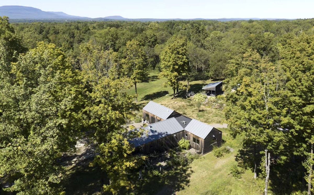 corcorangroup's tweet image. Dreamy #upstate escape alert! 🏔️ This stylish #compound is perfect for peak #cabinseason - just imagine #cozynights by the fire... 🔥 Listed by #Corcoran #CountryLiving. Read more on @dwell: dwell.com/article/church… 👈