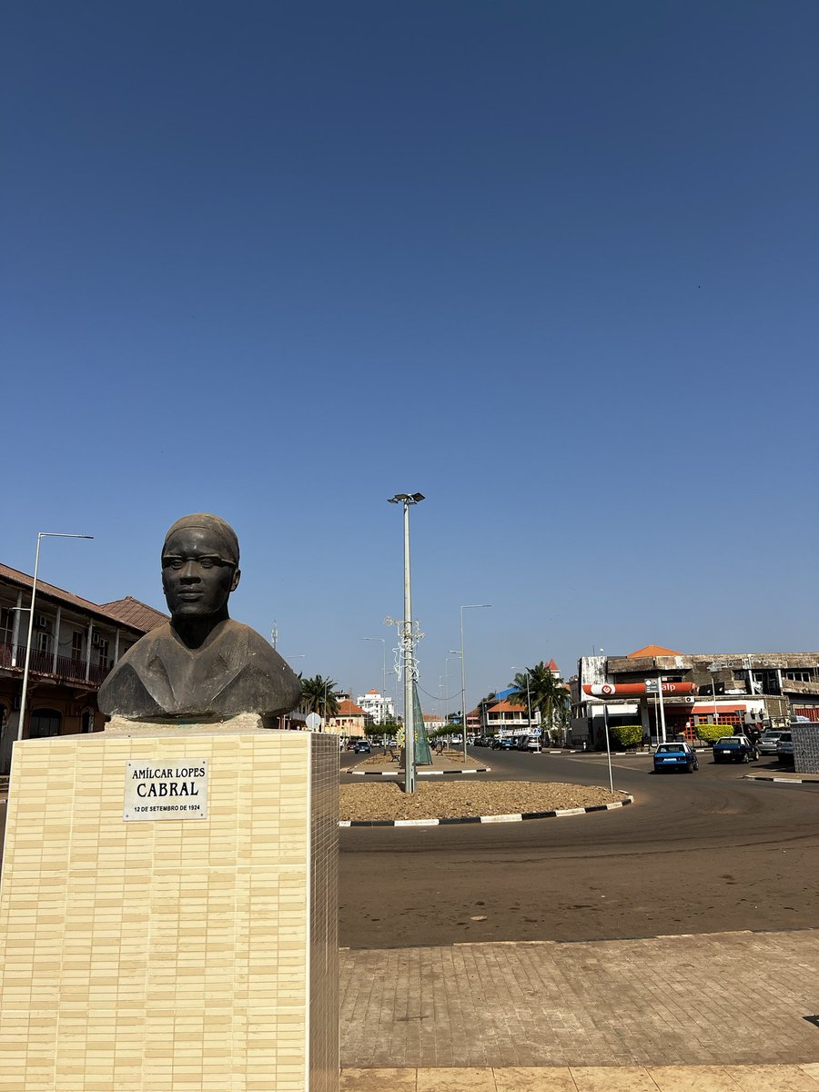 batica_mane's tweet photo. 1/6Hoje lembramos a “morte” do Cabral. Certamente a sua alma ainda não sossegou. Cabral revida no seu túmulo a cada vez que a nossa constituição é violada. A cada instante que um dos objetivos maiores da luta é adiada e a cada vez que uma das “flores da nossa luta” é brutalizada+ https://t.co/XmXr9QKpc2