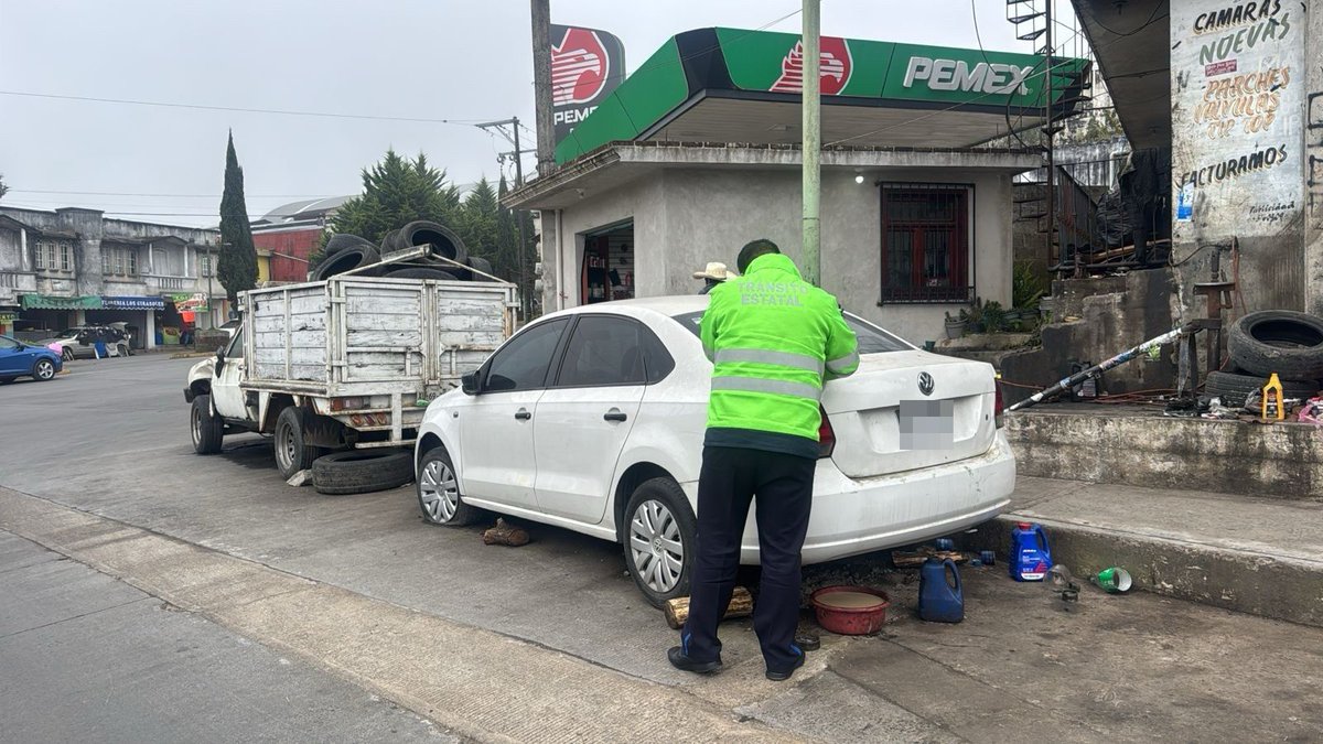 SP_Veracruz's tweet photo. Promoviendo el orden y la seguridad vial 🚧 con base en las leyes y reglamentos, @SSPtransitover efectuó la notificación a vehículos reportados en estado de abandono, en el municipio de #Altotonga 🚘.

#PorAmorAVeracruz https://t.co/MMt3KyvggU