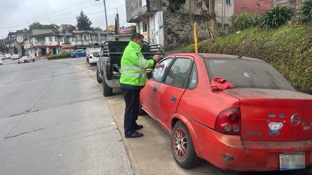 Promoviendo el orden y la seguridad vial 🚧 con base en las leyes y reglamentos, @SSPtransitover efectuó la notificación a vehículos reportados en estado de abandono, en el municipio de #Altotonga 🚘.

#PorAmorAVeracruz
