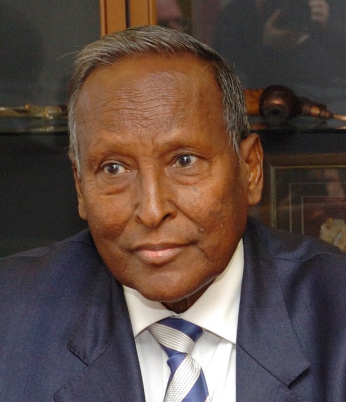 MrHanoolaato's tweet photo. MW Cabdullahi Yusuf wuxuu ahaa madaxweynihi ugu horeeyay uguna dambeyay ee dowladdiisi ay gole deegaan u sameyso Muqdisho 15 sano ka hor, xili uu dalku  sidan ka ammaan xummaa, kana dhaqaale yaraa! 

Waxaa aad loo xusuustaa daddaalki iyo doorkii siyaasadeed ee  ay dhismaha golahaas ku bixiyeen  RW  Nuur Cadde iyo RW ku xigeen, wasiirki Warfaafinta Axmed Cabdisalaan Xaaji Aadan oo ilaa maanta dad badan ay ku xushmeeyaan. 

Yaa dumiyay golihi hore?
