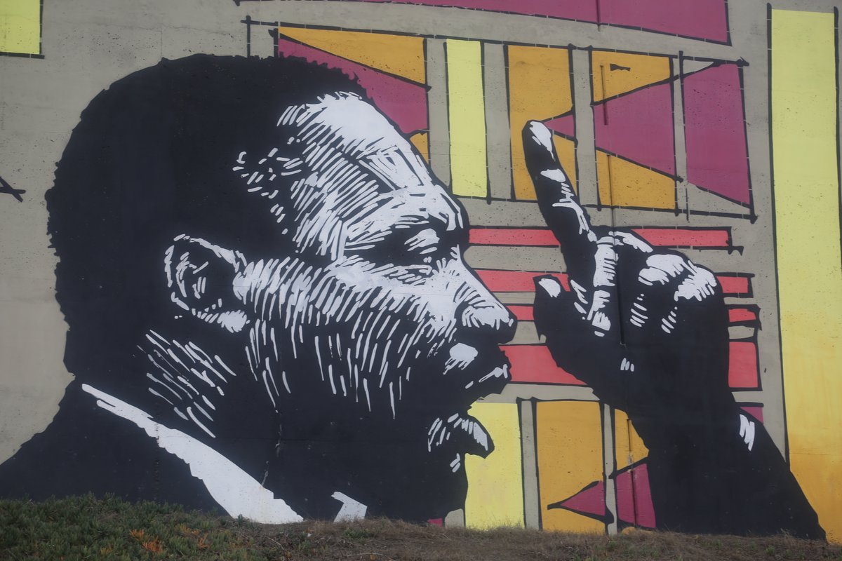 "Life's most persistent and urgent question is, 'What are you doing for others?'" 

Honoring the legacy of Dr. Martin Luther King Jr.

📷: "Power to the People" mural on the Martin Luther King, Jr. Freeway