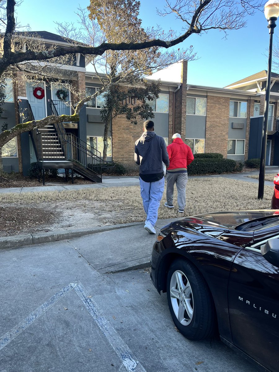 Toryclark52's tweet image. Celebrating Dr. Martin Luther King Jr Day by helping out the community. My family and I delivered meals this morning through Open Hand Atlanta
@OpenHandAtlanta
#CommunityService #CommunityFirst
#SupportEachOthers #atlanta #MLKDay