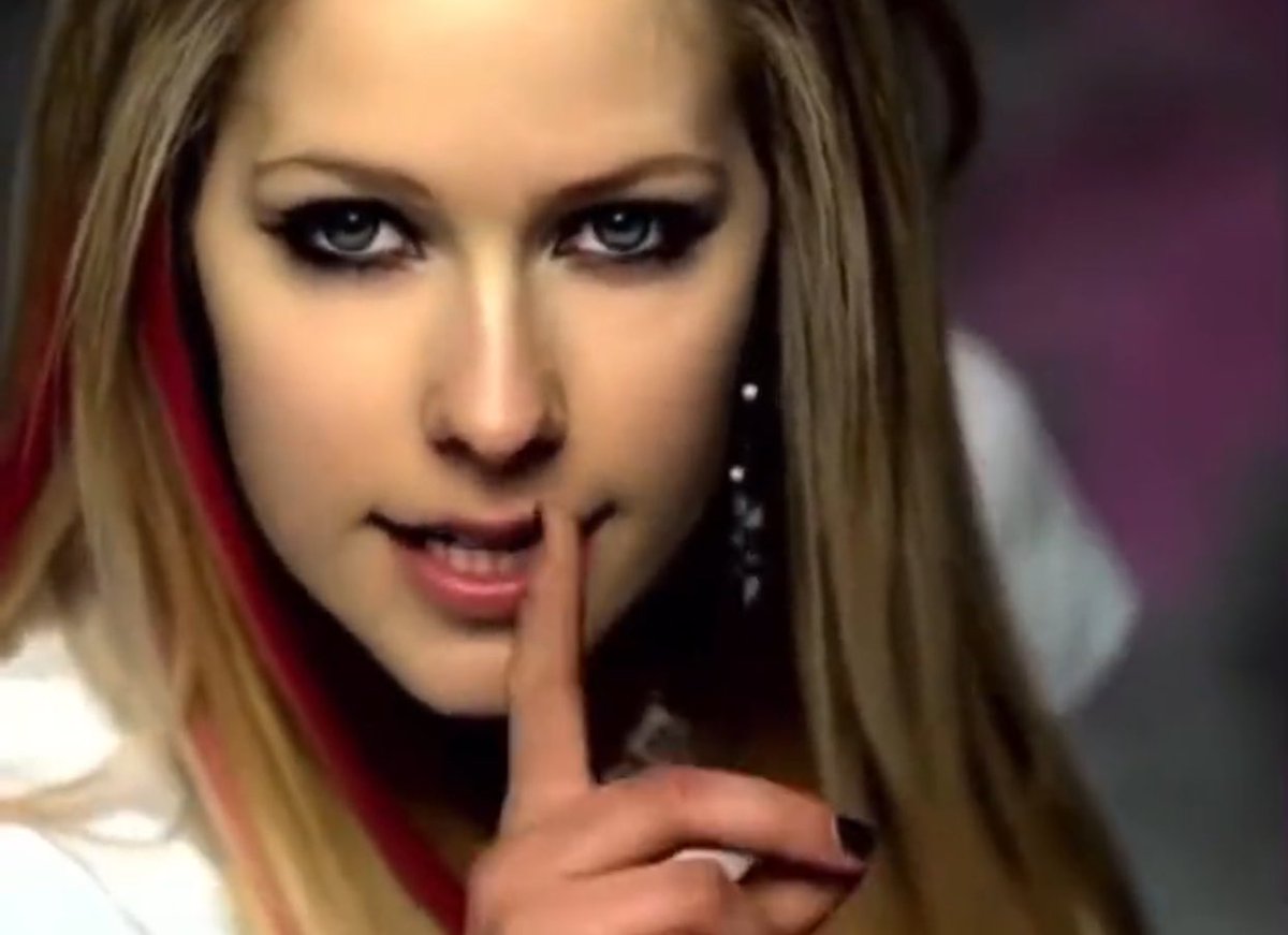 notgwendalupe's tweet image. girlfriend by avril lavigne (2007)