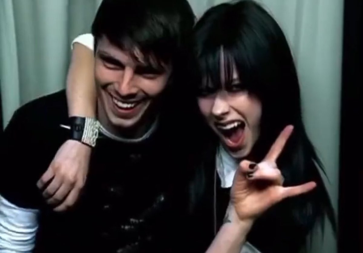 notgwendalupe's tweet image. girlfriend by avril lavigne (2007)