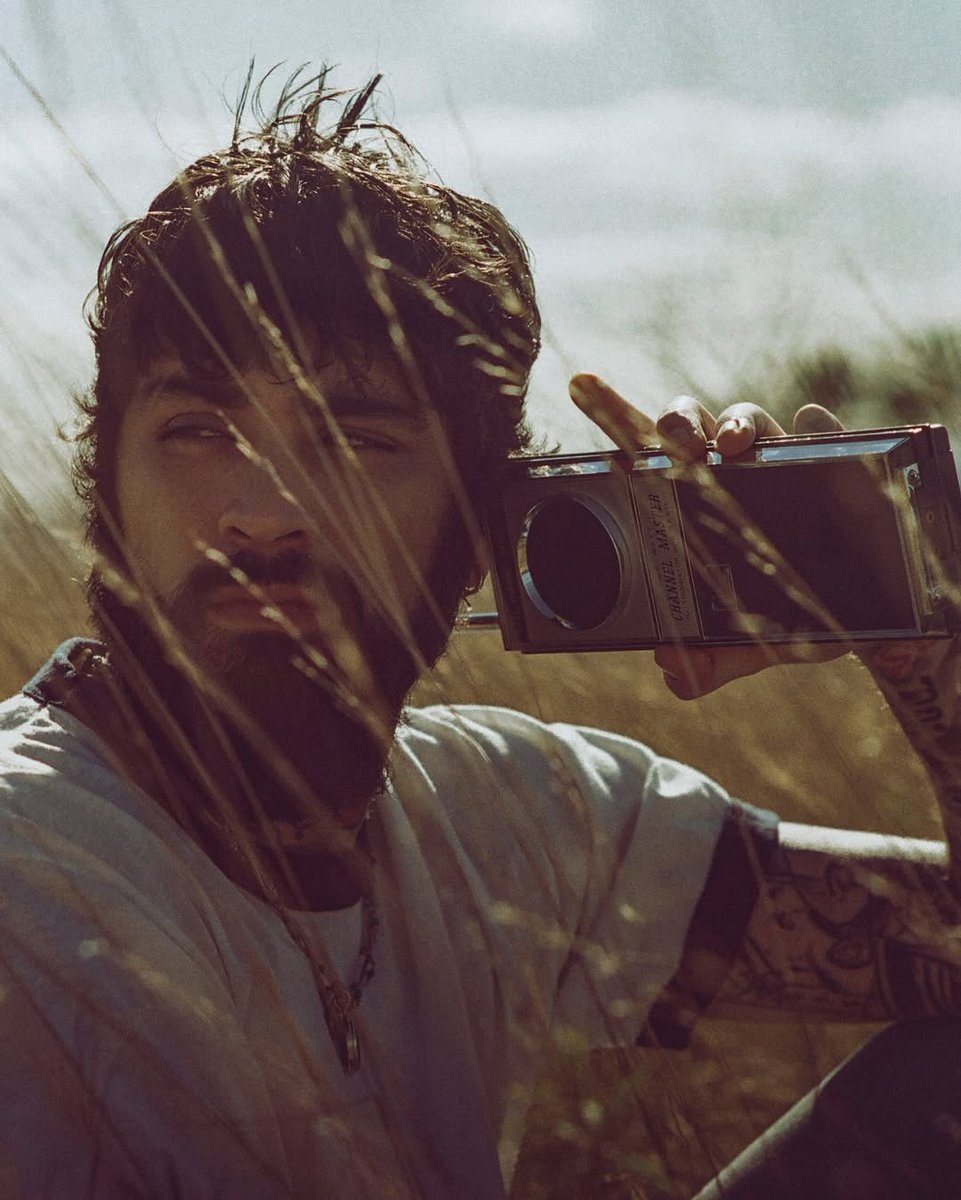 see you soon 📻

reminder: venues will have coat check available, so dress appropriately for the weather—stay warm! #ZaynSTTSTour 

📸: Alex Loucas