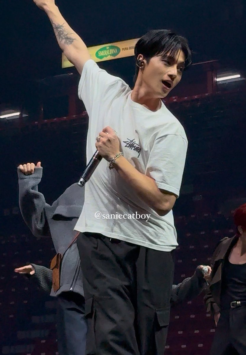 saniecatboy's tweet photo. TATTOO !!!!!!! #ATEEZinMilan https://t.co/HDPNT45hLw