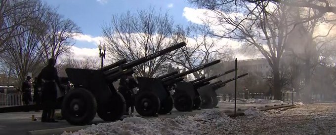 GhwHt66XIAArhLw?format=jpg&name=small