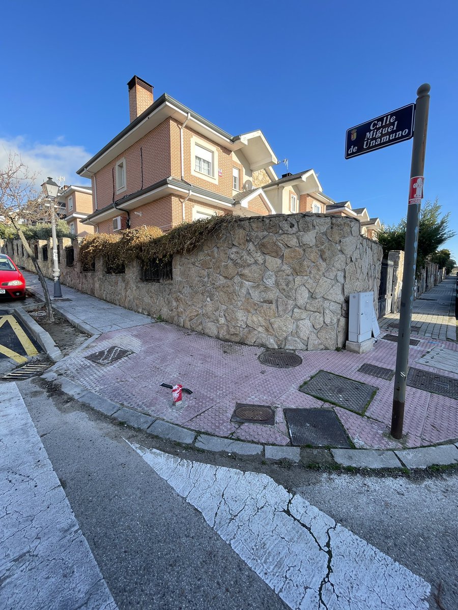 ArroyoMejora's tweet photo. Aquí solía haber una señal de prohibido girar a la derecha. Debe ser que ya no es necesaria porque va camino del año sin señal y con los restos metálicos sobresaliendo 15 cm. Lo justo para que alguien se caiga. Han puesto una cinta y apañado @Arroyomolinos @Rodriguezdecaso https://t.co/CCeYaiCj0e
