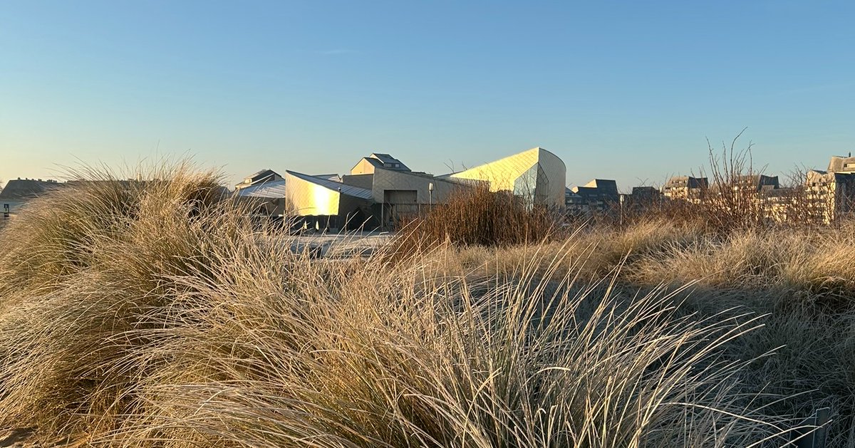 This week, winter has truly settled in here in Normandy. ❄️
Here are some photos of the Juno Beach Centre and the beach that are as cold as they are beautiful!
