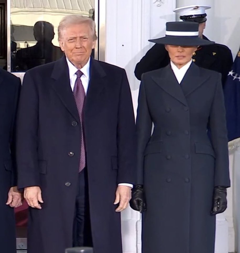 theoldphoebe's tweet photo. Il cappello da garden party, la tesa che le copre totalmente gli occhi, Melania dear, non ci siamo proprio 

#Trump2025 https://t.co/makgsLE76N