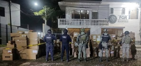 aGnt3Just_GN's tweet photo. #Michoacán || En un operativo en #Arteaga, #ejércitomexicano y la policía aseguró más de media tonelada de marihuana. La intervención refuerza los esfuerzos en la lucha contra el narcotráfico y la seguridad en la región. 🚔💪#Seguridad #LuchaContraElNarcotráfico #ComentaYComparte https://t.co/Dl8ER9NnkL