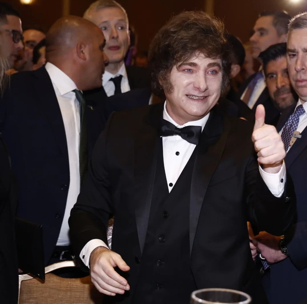 Rochas comunica que vistió al presidente.

Falta saber el make up.

Y en el caso de ser alguna cuestión dermatológica, de salud, debería ser informada a la población.