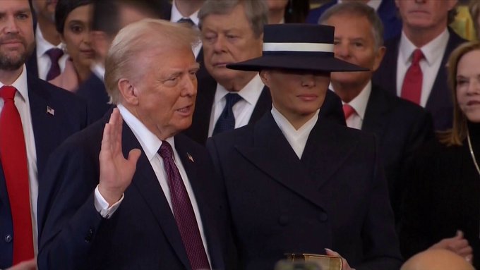 PatrioteEngager's tweet image. #Investiture  C&apos;est fait #Trump nouveau Président des Etats Unis
Donald J. Trump a prêté #Serment devant le juge en chef John Roberts en tant que 47e #président des États-Unis 👍👏👊