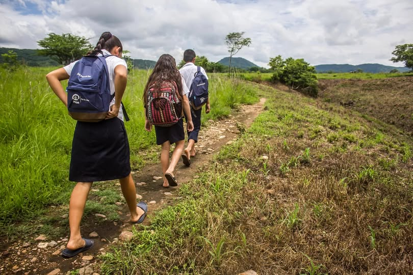 #Educación| Estudiantes de Ajuste Limpio, en Concepción Batres, caminarán 12 kilómetros a su nueva escuela

La Dirección Departamental de Educación de Usulután ha ordenado el cierre del Centro Escolar del caserío Ajuste Limpio, en el cantón La Danta. 

✍️Izcanal
📷:Referencia