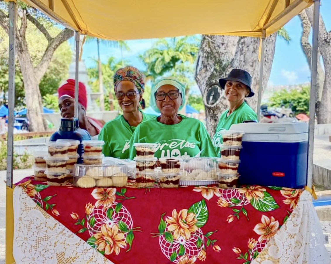 HPPBrasil's tweet photo. Energia de empreendedora! O Grupo Produtivo Ela's Nutri arrasou na Quermesse da Igreja do Senhor do Bonfim em Salvador, levando sabor e memória com delícias que nutrem. Formadas pelo nosso Projeto Pretas 40+, elas estão adquirindo autonomia socioeconômica. Sucesso, meninas! https://t.co/6a2HHzt6cu