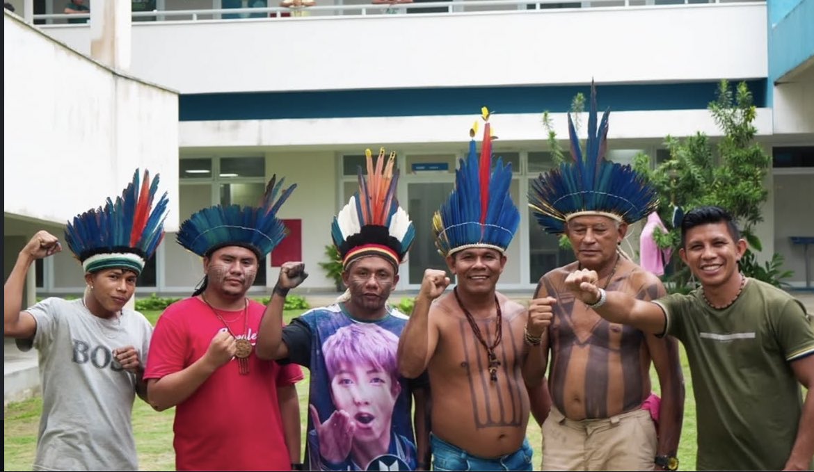 p1holicc's tweet photo. Simplesmente os povos indígenas do tapajos protestando contra o corte da educação na sede da secretaria de educação do Pará enquanto um deles veste a camisa do líder do BTS

Meu sonho era ver o maior fandom do mundo unido pra levantar a #REVOGA10820

@BTSNewsBrasil @btsbrasil_on https://t.co/3UkwBMb0qZ