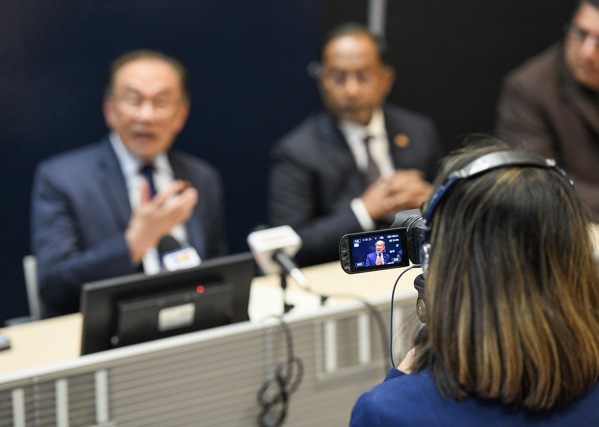 College of Europe (@collegeofeurope) on Twitter photo 🇲🇾A very special guest today at our Bruges campus: Prime Minister of Malaysia Anwar Ibrahim!
With a packed room, he spoke on the importance of Europe-Southeast Asia collaboration to build a more united future.
🤝Thank you <a href="/anwaribrahim/">Anwar Ibrahim</a> for sharing your vision with us! 🇲🇾A very special guest today at our Bruges campus: Prime Minister of Malaysia Anwar Ibrahim!
With a packed room, he spoke on the importance of Europe-Southeast Asia collaboration to build a more united future.
🤝Thank you <a href="/anwaribrahim/">Anwar Ibrahim</a> for sharing your vision with us!