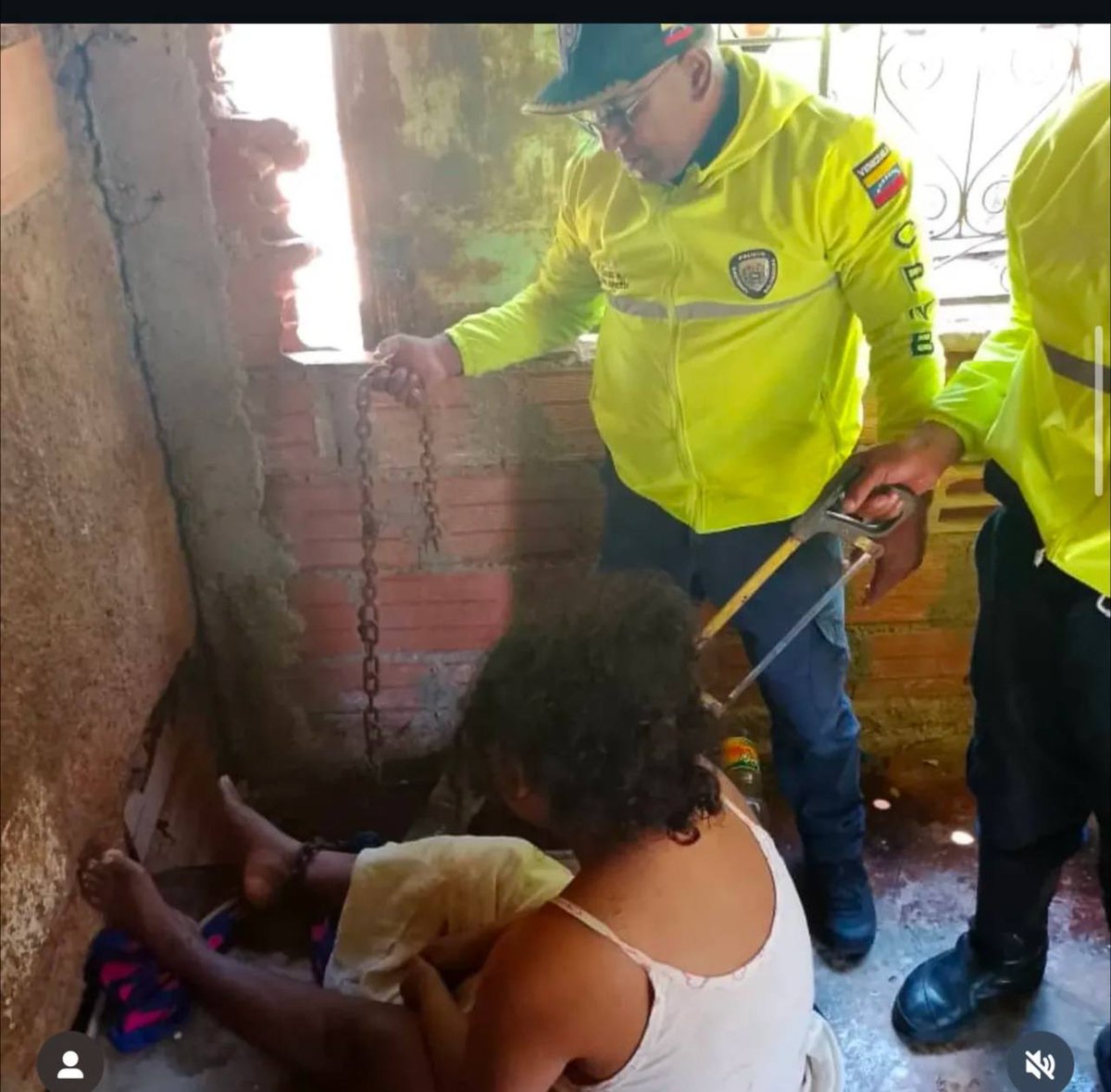 rcamachovzla's tweet photo. #Miranda Una mujer que sufre una condición psiquiátrica y la mantenían en cautiverio donde era sometida a maltratos fue rescatada por funcionarios de la PNB en Cartanal, estado Miranda. https://t.co/11bRejwtbJ
