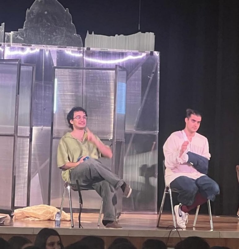 El pasado viernes 17 de enero  los primeros de bachillerato acompañados por los profesores Ana Sicilia, M. José Albarrán y José Antonio Santiago asistieron al teatro Avanti a disfrutar la divertida obra " El licenciado vidriera ", novela ejemplar de Cervantes.