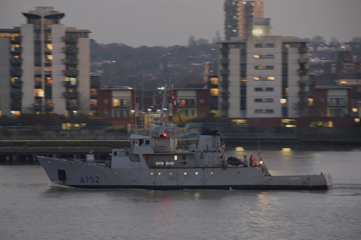 AJBC_1's tweet image. 🇫🇷 French flotilla&apos;s dusk departure down the #Thames  following a weekend stay in #London .  

#dlr_blog