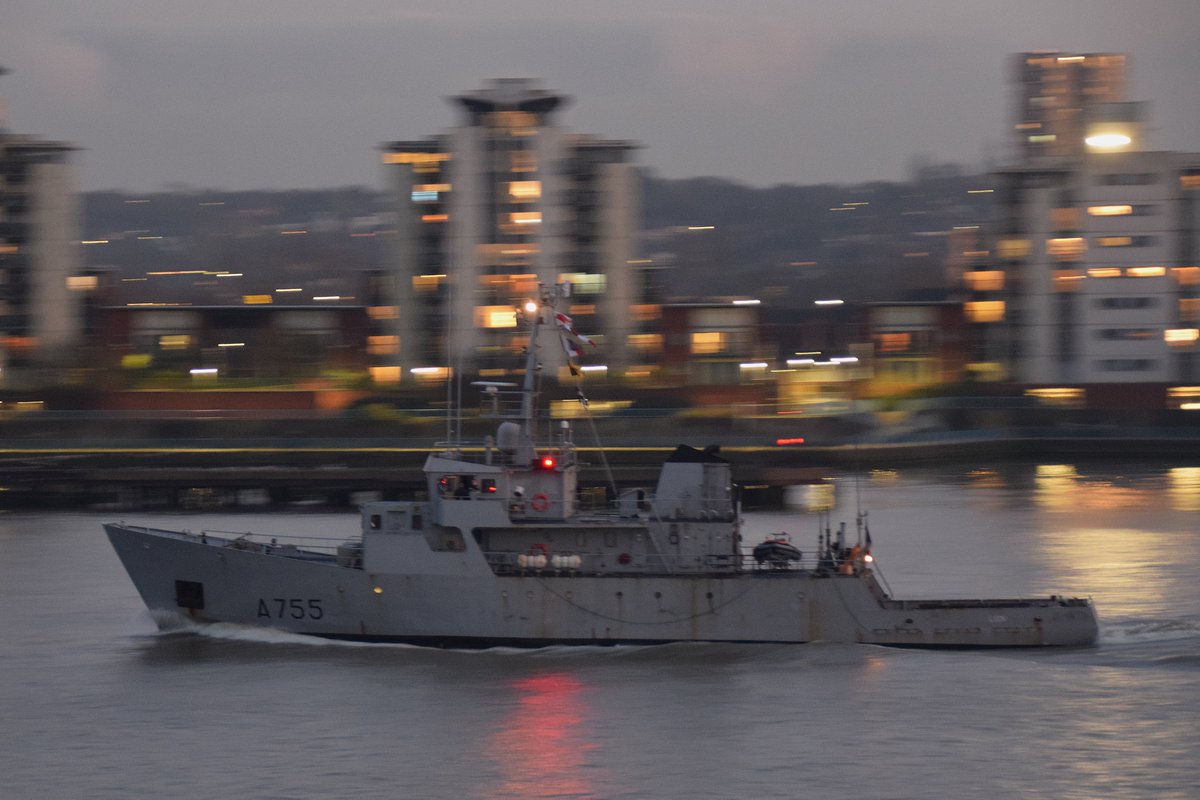 AJBC_1's tweet image. 🇫🇷 French flotilla&apos;s dusk departure down the #Thames  following a weekend stay in #London .  

#dlr_blog