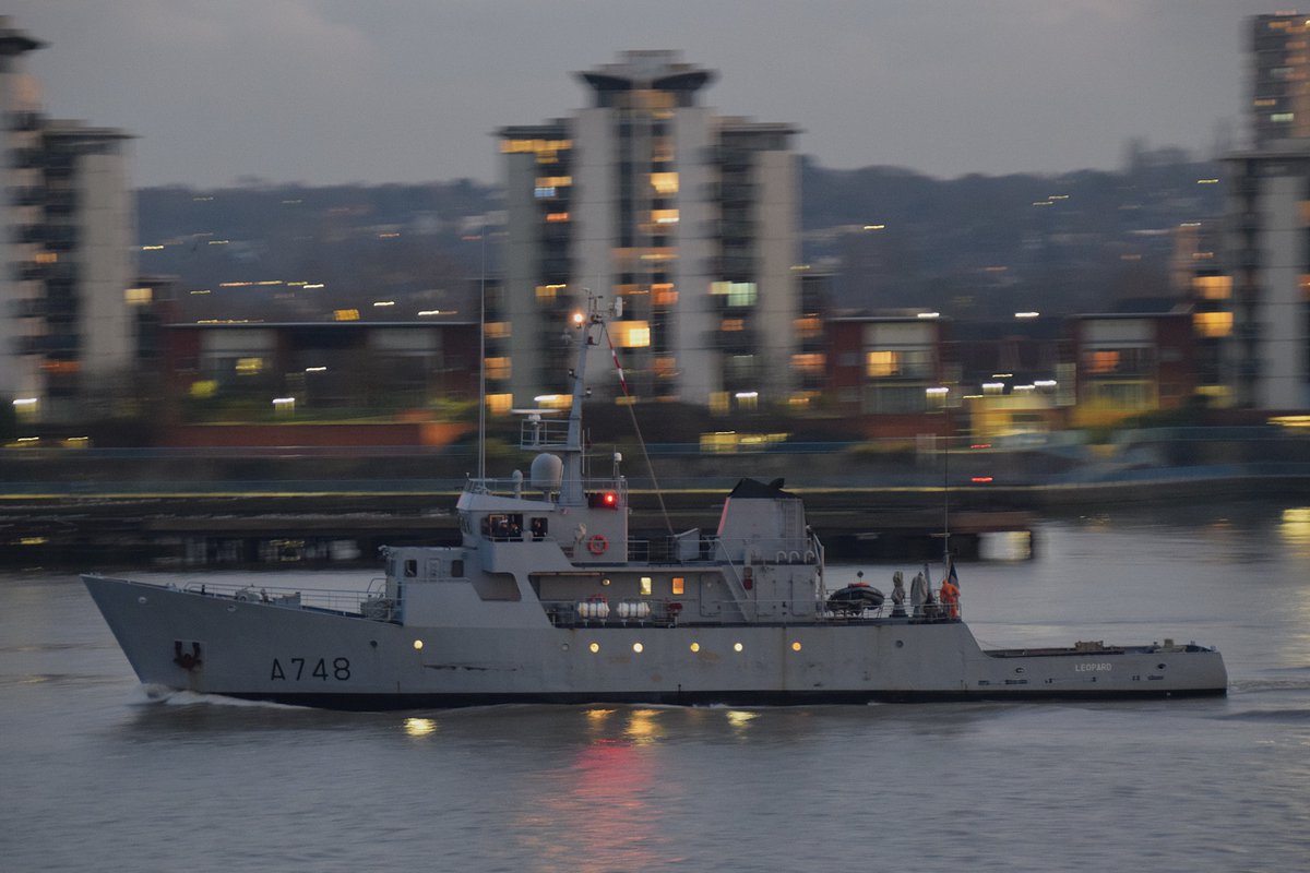 AJBC_1's tweet image. 🇫🇷 French flotilla&apos;s dusk departure down the #Thames  following a weekend stay in #London .  

#dlr_blog