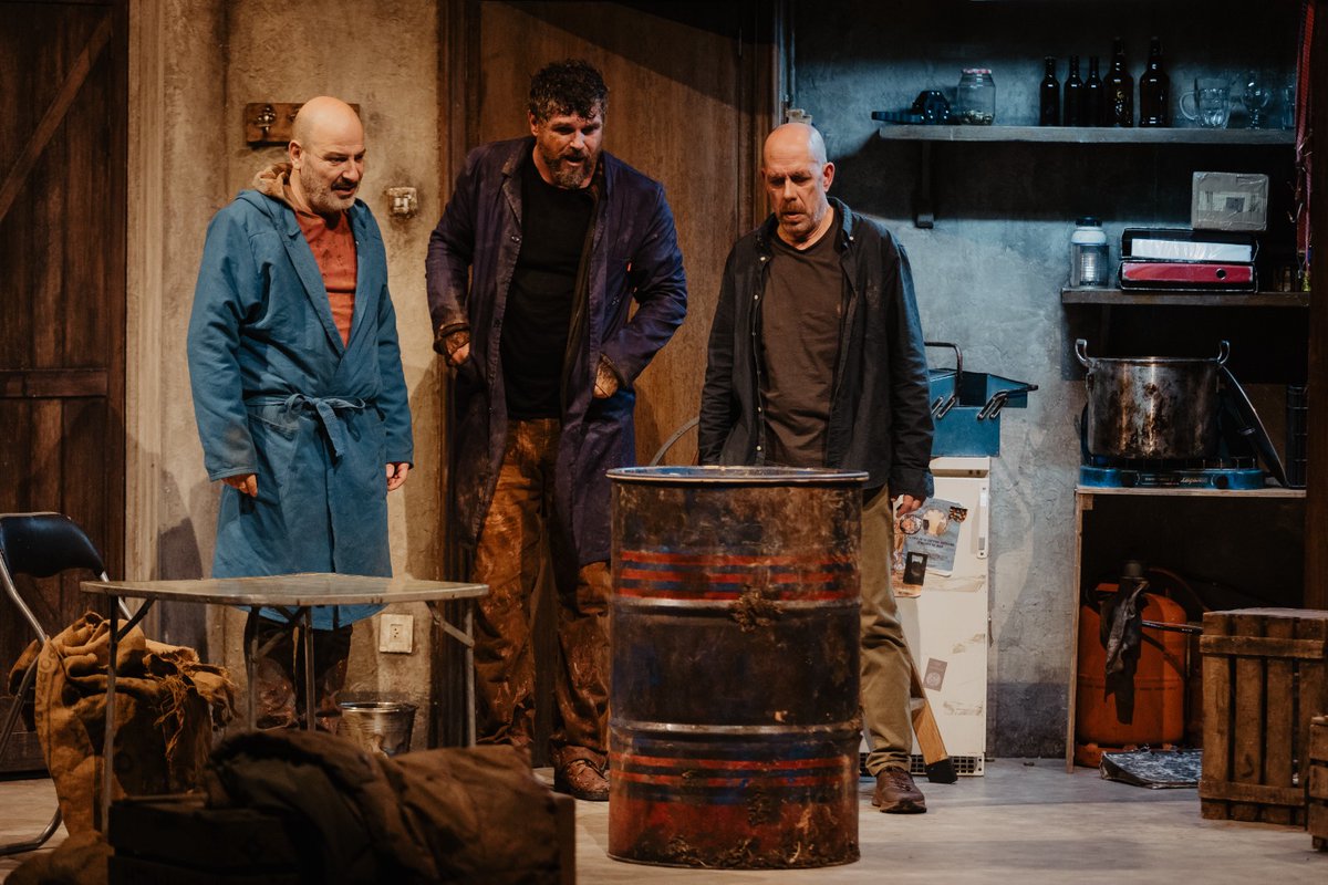 El Xavi, l'Héctor i el Llorenç estan a punt d'explicar-vos els secrets que amaga aquest bidó. 

"ELS OSSOS DE L'IRLANDÈS", al Teatre Poliorama de Barcelona, del 27 de gener al 12 de febrer. 
Amb Ernest Villegas, Josep Julien i Pepo Blasco.

Entrades: teatrepoliorama.com/ca/programacio…