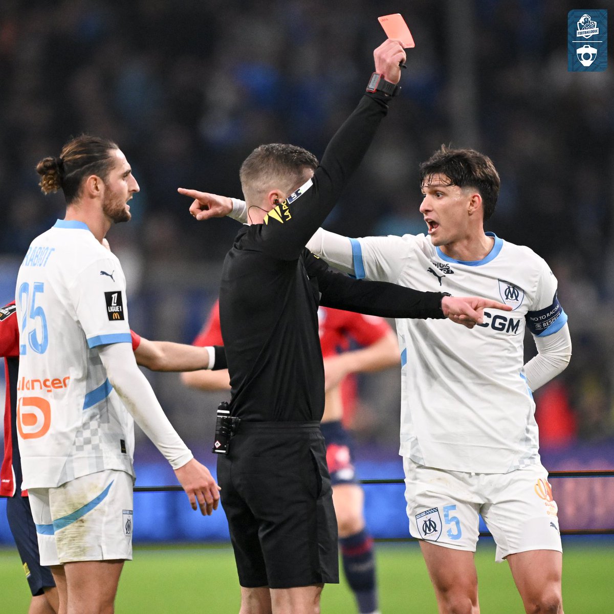 Footballogue's tweet photo. L'avis très intéressant d'Éric Di Meco sur les plaintes de l'OM vis-à-vis de l'arbitrage 🧐

"Je pense que quand tu en fais trop comme cela, à un moment donné cela joue contre toi. [...] Les arbitres ils parlent entre eux, et quand il faut te mettre la petite carotte sur une action litigieuse, et bien tu la prends. Et je vais plus loin : je pense que c'est néfaste dans le vestiaire. 

Quand le vestiaire entend que tu pleures toujours contre l'arbitre, en sachant qu'un joueur ça se cherche toujours des excuses, le président et le directeur sportif te l'amènent et tu t'en sers.

Quand je vois le comportement de Balerdi hier soir, je reste persuadé qu'à force d'entendre que l'OM est désavantagé par les arbitres, d'entrée il s'en prend à l'arbitre et aux joueurs adverses, et il sort du match..."

Vous partagez ce discours ? 🤔

(@Rothensenflamme)