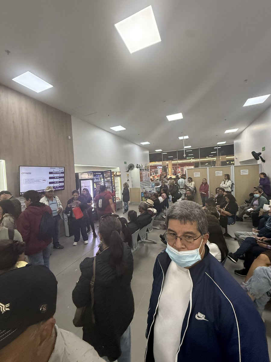 Fernand8619's tweet photo. Denuncia pública @Supersalud @EPS_Famisanar @Colsubsidio_Ofi 
Está es la situación a la que los usuarios de Famisanar nos tenemos que enfrentar a diario para lograr reclamar nuestros medicamentos. Turnos de espera que superan las 4 horas, salas llenas y poco personal. https://t.co/KzWmgPnMmR